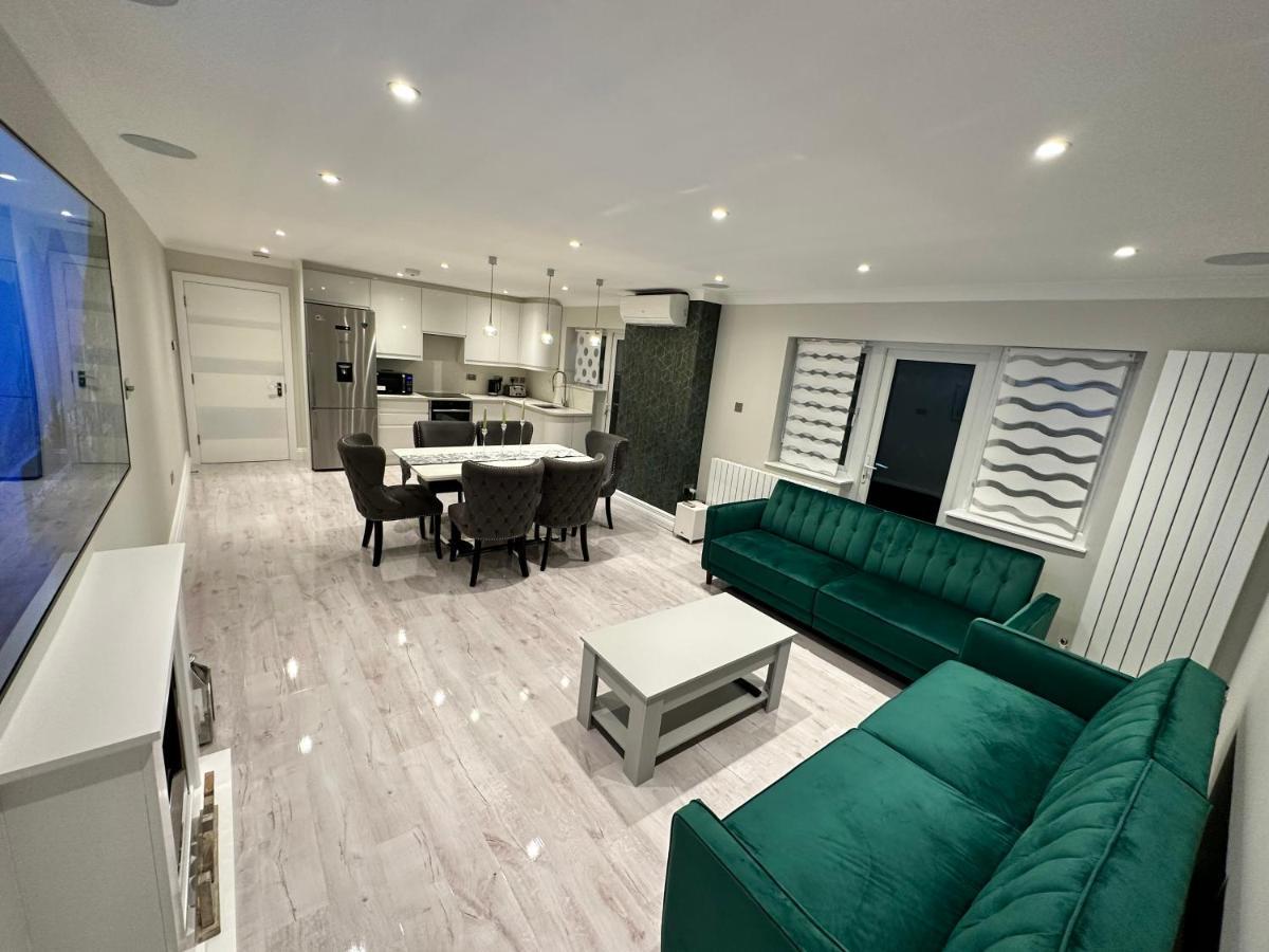 Luxury House Lägenhet Greenford  Exteriör bild